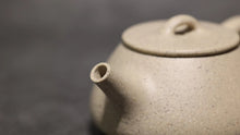 Load image into Gallery viewer, Baiyuduan Little Shipiao Yixing Teapot 白玉段小石瓢 110ml