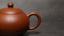 Load image into Gallery viewer, Zhuni Dahongpao Yinchun Shuiping Yixing Teapot 朱泥大红袍寅春水平 105ml