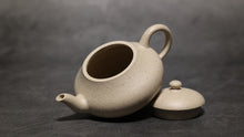 Load image into Gallery viewer, Baiyuduan Pear Yixing Teapot 白玉段梨形壶 140ml