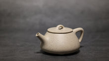 Load image into Gallery viewer, Baiyuduan Little Shipiao Yixing Teapot 白玉段小石瓢 110ml