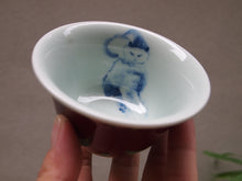 Load image into Gallery viewer, 110ml Fanggu Technique Cat, Jihong and Qinghua Porcelain Teacup 青花霁红杯