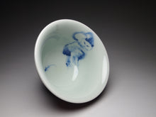 Load image into Gallery viewer, 110ml Fanggu Technique Cat, Jihong and Qinghua Porcelain Teacup 青花霁红杯