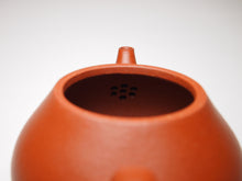 Load image into Gallery viewer, Zhuni Pear Shuiping Yixing Teapot, 朱泥梨式水平, 115ml