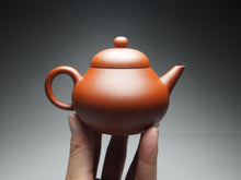 Load image into Gallery viewer, Zhuni Pear Shuiping Yixing Teapot, 朱泥梨式水平, 115ml