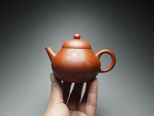 Load image into Gallery viewer, Zhuni Pear Shuiping Yixing Teapot with Carving of Crane 朱泥梨式水平带仙鹤刻绘 115ml
