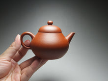 Load image into Gallery viewer, Zhuni Pear Shuiping Yixing Teapot with Carving of Crane 朱泥梨式水平带仙鹤刻绘 115ml