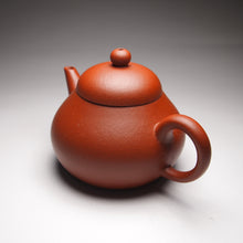 Load image into Gallery viewer, Zhuni Pear Shuiping Yixing Teapot, 朱泥梨式水平, 115ml