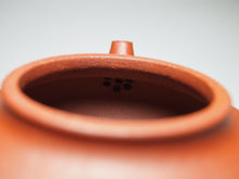 Load image into Gallery viewer, Zhuni Xubian Shuiping Yixing Teapot, 朱泥虚扁水平壶, 120ml