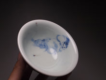 Load image into Gallery viewer, 125ml Fanggu Jihong and Qinghua Cat Porcelain Teacup 青花霁红杯