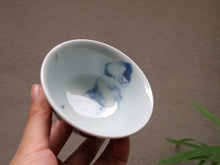 Load image into Gallery viewer, 130ml Fanggu Technique Perching Cat, Jihong and Qinghua Porcelain Teacup 青花霁红杯