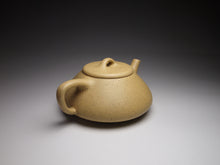 Load image into Gallery viewer, Benshan Lüni Ziye Shipiao Yixing Teapot 本山绿泥子冶石瓢 125ml