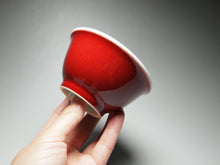 Load image into Gallery viewer, 135ml Fanggu Jihong and Qinghua Cat Porcelain Teacup 青花霁红杯