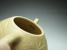 Load image into Gallery viewer, Benshan Lüni Shipiao Yixing Teapot with Carvings of Bamboo, 本山绿泥石瓢带刻绘 135ml