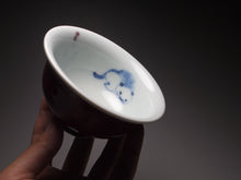 Load image into Gallery viewer, 140ml Fanggu Jihong and Qinghua Cat Porcelain Teacup 青花霁红杯