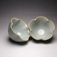 Load image into Gallery viewer, Pair of Matching 50ml Five Lobed Ruyao Teacups 汝窑天青五瓣花对杯