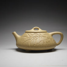 Load image into Gallery viewer, Benshan Lüni Shipiao Yixing Teapot with Carvings of Bamboo, 本山绿泥石瓢带刻绘 135ml
