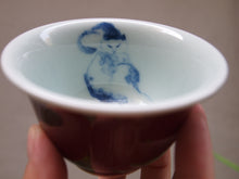 Load image into Gallery viewer, 100ml Fanggu Technique Cat and Fish, Jihong and Qinghua Porcelain Teacup 青花霁红杯