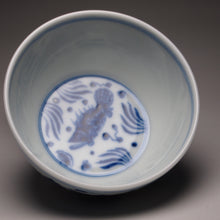 Load image into Gallery viewer, 120ml Fish and the Sea Qinghua Fanggu Jingdezhen Porcelain Wozu Teacup, 耕隐青花鱼藻纹卧足杯
