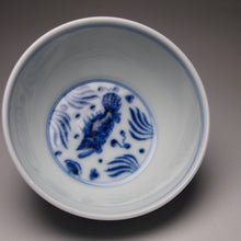 Load image into Gallery viewer, 120ml Fish and the Sea Qinghua Fanggu Jingdezhen Porcelain Wozu Teacup, 耕隐青花鱼藻纹卧足杯