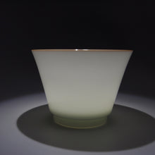Load image into Gallery viewer, 65ml Horseshoe Shape Tianbai Jingdezhen Porcelain Teacup with brown rim 甜白马蹄杯