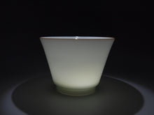 Load image into Gallery viewer, 65ml Horseshoe Shape Tianbai Jingdezhen Porcelain Teacup with brown rim 甜白马蹄杯