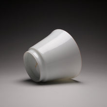 Load image into Gallery viewer, 65ml Horseshoe Shape Tianbai Jingdezhen Porcelain Teacup with brown rim 甜白马蹄杯