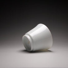 Load image into Gallery viewer, 65ml Horseshoe Shape Tianbai Jingdezhen Porcelain Teacup with brown rim 甜白马蹄杯