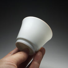 Load image into Gallery viewer, 65ml Horseshoe Shape Tianbai Jingdezhen Porcelain Teacup with brown rim 甜白马蹄杯