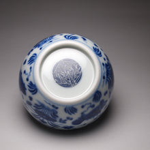 Load image into Gallery viewer, 120ml Fish and the Sea Qinghua Fanggu Jingdezhen Porcelain Wozu Teacup, 耕隐青花鱼藻纹卧足杯