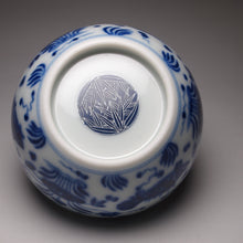 Load image into Gallery viewer, 120ml Fish and the Sea Qinghua Fanggu Jingdezhen Porcelain Wozu Teacup, 耕隐青花鱼藻纹卧足杯