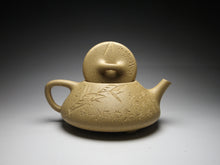 Load image into Gallery viewer, Benshan Lüni Shipiao Yixing Teapot with Carvings of Bamboo, 本山绿泥石瓢带刻绘 135ml