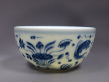 Load image into Gallery viewer, 120ml Fish and the Sea Qinghua Fanggu Jingdezhen Porcelain Wozu Teacup, 耕隐青花鱼藻纹卧足杯