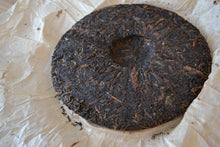 Load image into Gallery viewer, 2000 Zhongcha CNNP 7542 Raw Pu'er Tea Cake, 2000年中茶7542纪念饼