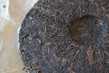 Load image into Gallery viewer, 2000 Zhongcha CNNP 7542 Raw Pu'er Tea Cake, 2000年中茶7542纪念饼