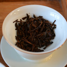 Load image into Gallery viewer, 2000 Zhongcha CNNP 7542 Raw Pu'er Tea Cake, 2000年中茶7542纪念饼