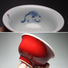 Load image into Gallery viewer, 140ml Fanggu Jihong and Qinghua Cat Porcelain Teacup 青花霁红杯