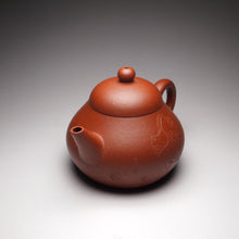 Load image into Gallery viewer, Zhuni Pear Shuiping Yixing Teapot with Carving of Crane 朱泥梨式水平带仙鹤刻绘 115ml