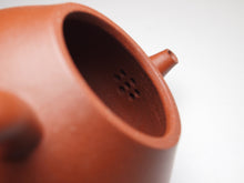 Load image into Gallery viewer, Zhuni Pear Shuiping Yixing Teapot with Carving of Crane 朱泥梨式水平带仙鹤刻绘 115ml