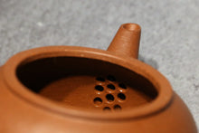 Load image into Gallery viewer, Zhuni Dahongpao Little Shuiping Yixing Teapot, 朱泥大红袍小水平, 90ml