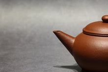 Load image into Gallery viewer, Zhuni Dahongpao Shuiping Yixing Teapot 朱泥大红袍扁水平 140ml