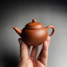 Load image into Gallery viewer, Small Zhuni Shuiping Yixing Teapot 朱泥小水平 100ml