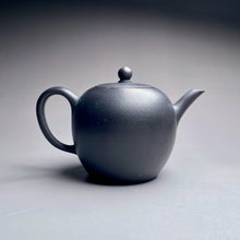 Load image into Gallery viewer, Heini (Wuhui Zhuni) Meirenjian Yixing Teapot, 焐灰朱泥美人肩壶, 180ml