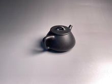 Load image into Gallery viewer, Heini (Wuhui Jiangponi) Shipiao Yixing Teapot, 焐灰降坡泥石瓢壶, 110ml