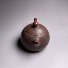 Load image into Gallery viewer, 130ml Xishi Nixing Teapot by Zhou Yujiao