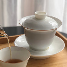 Load image into Gallery viewer, 160ml Big Flower Tianbai Jingdezhen Porcelain Gaiwan with Brown Rim