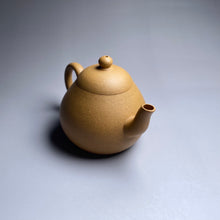 Load image into Gallery viewer, Huangjin Duan Pear Yixing Teapot, 黄金段梨形壶, 165ml