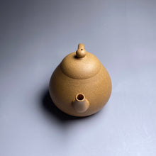 Load image into Gallery viewer, Huangjin Duan Pear Yixing Teapot, 黄金段梨形壶, 165ml