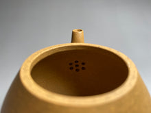 Load image into Gallery viewer, Huangjin Duan Pear Yixing Teapot, 黄金段梨形壶, 165ml