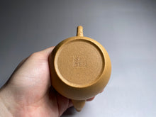 Load image into Gallery viewer, Huangjin Duan Pear Yixing Teapot, 黄金段梨形壶, 165ml