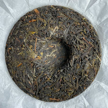 Load image into Gallery viewer, 2021 Spring Azure Spring BAOSHAN Ancient Transitional Tree Raw Pu&#39;er Tea Cake
